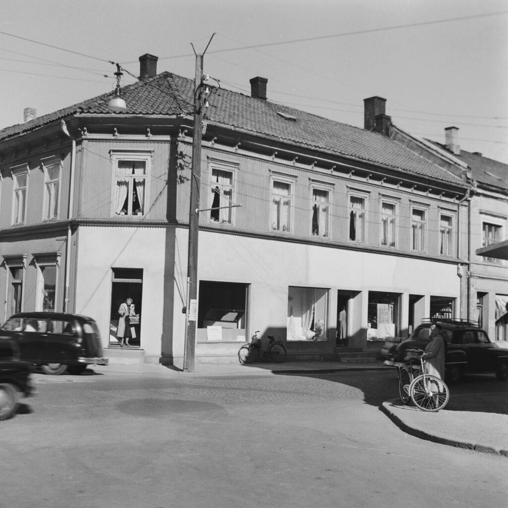 Arvesen kjøttforretning på hjørnet av torget og Langgaten