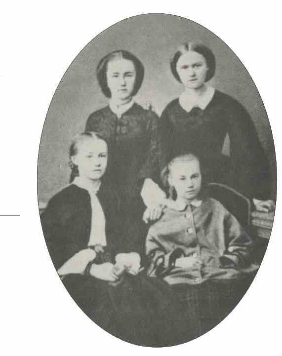 De fire søstrene Backer. Harriet øverst til høyre med Inga Agathe til venstre. Sittende til venstre er Agathe Ursula med Margrethe til høyre.