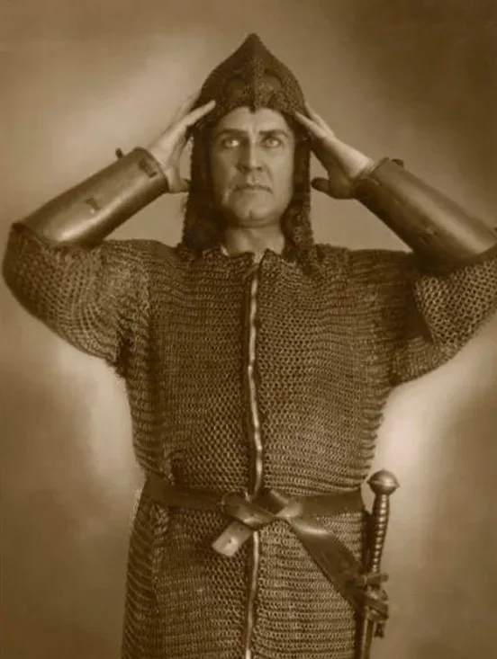 Gunnar Graarud i brynje og hjelm, klar for scenen