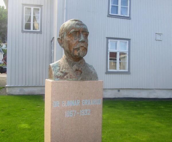 Byste av Dr. Graarud, laget av Arne Durban, i hagen til Holmestrand Museum