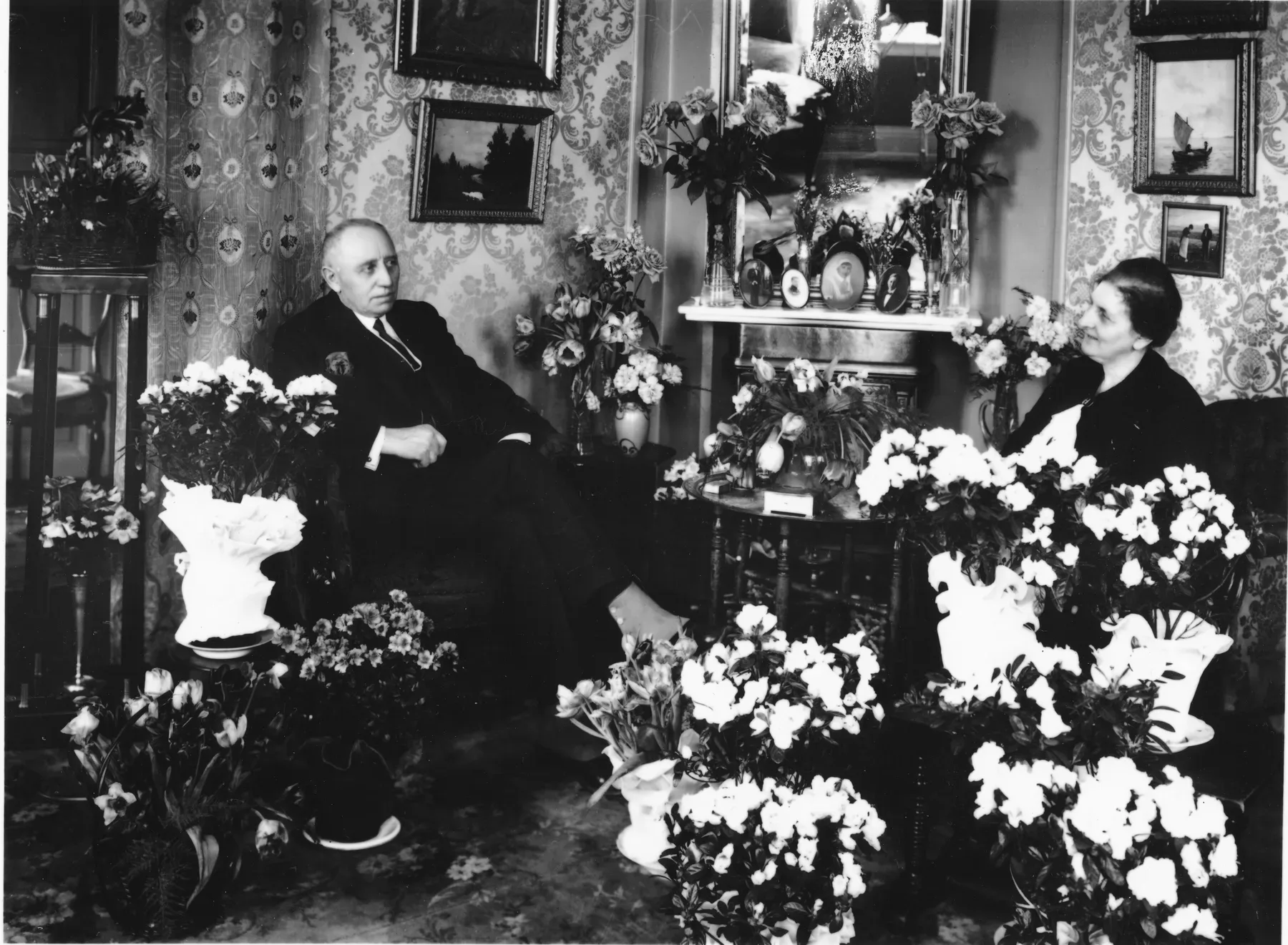 Apoteker Jean Emil og Thora Jean-Hansen hjemme i stuen, 1940