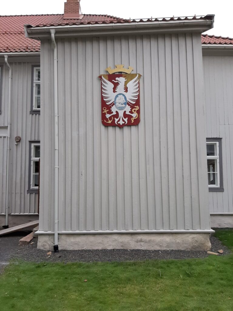 Holmestrand Byvåpen henger på Holmestrand Museum Våpenskjold Tordenskjold